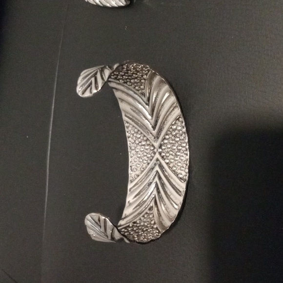 Necklace and Bracelet Set - Picture 4 of 4